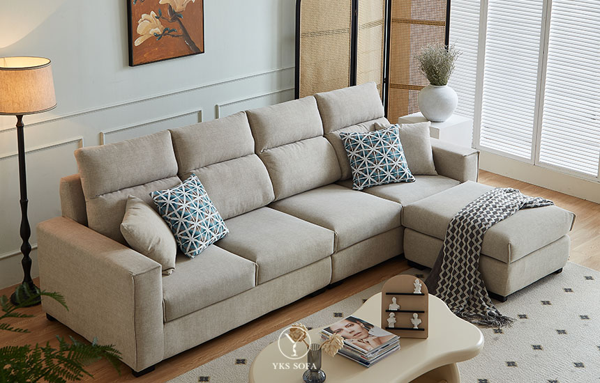 暖色調客廳搭配毛毯與柔光燈具，營造溫馨氛圍