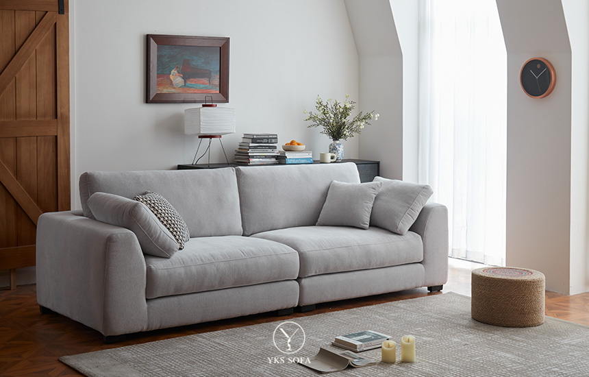 冬季客廳以雪花絨布沙發為主角，搭配柔軟地毯與抱枕，營造溫暖舒適的冬日居家氛圍。