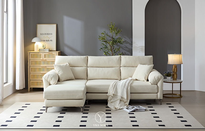 小坪數客廳使用 L 型沙發與間接燈光，創造溫暖氛圍