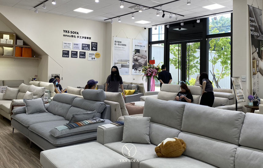 YKS 沙發門市展示空間，提供沙發布料與尺寸客製服務