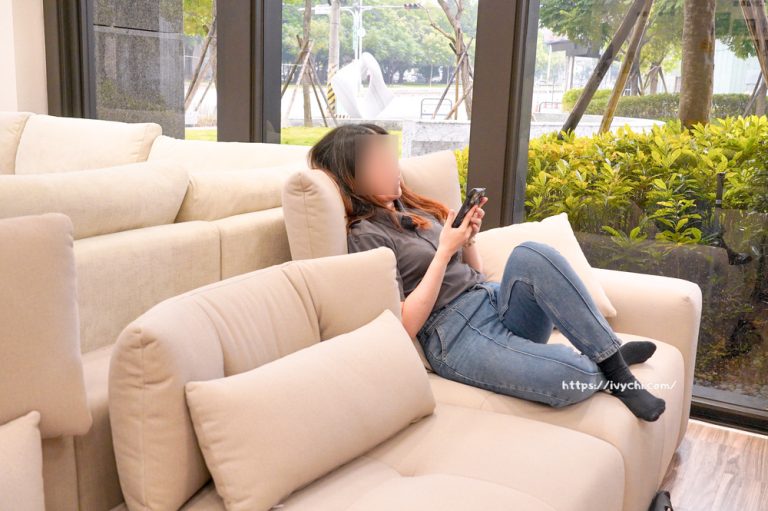 高低背調節和左右微彎的靠背，符合人體工學