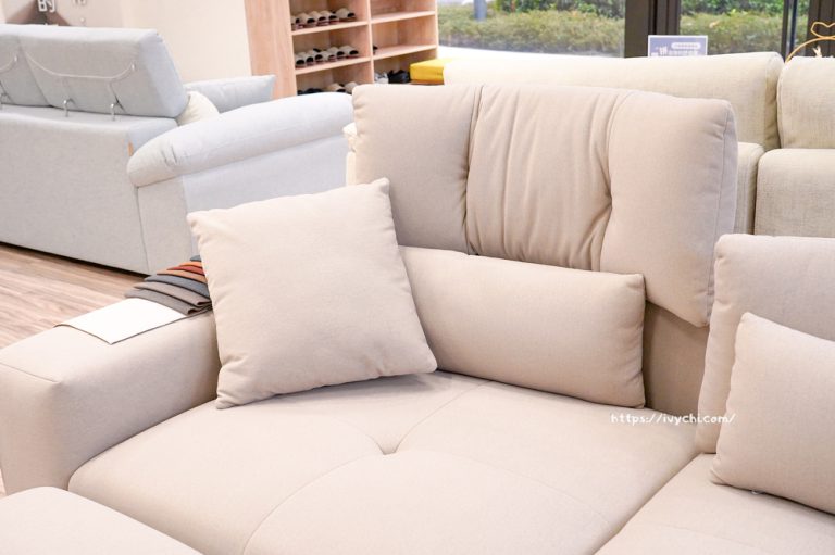 沙發貼心附贈腰靠枕與小抱枕，厚實柔軟有支撐