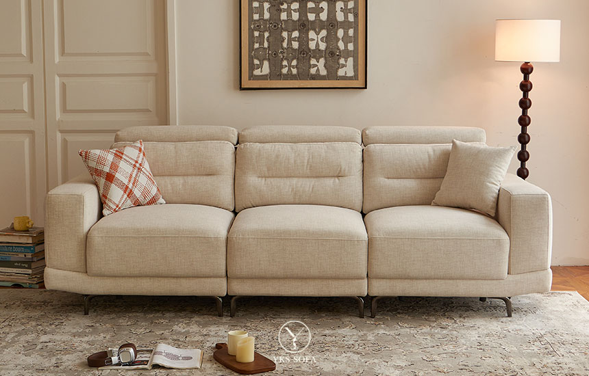 客廳燈光如何影響家具質感？圖中為日耳曼L型貓抓布沙發，搭配合適色溫，呈現最佳視覺效果。