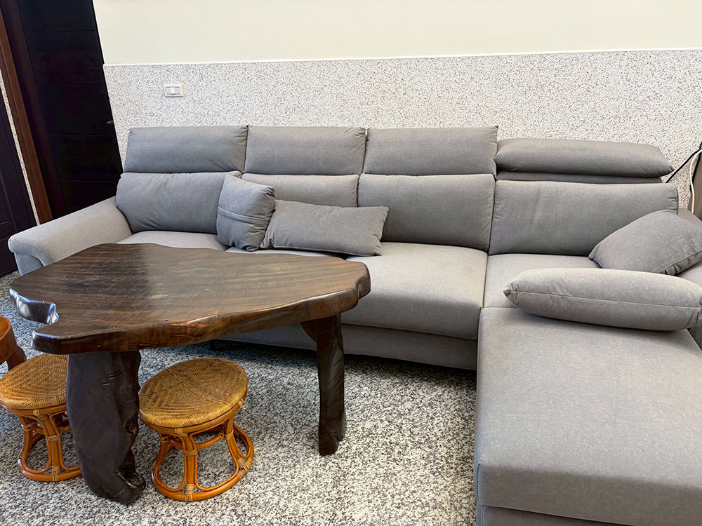 亞伯特 L 型貓抓布沙發｜埤頭劉小姐客廳實拍｜YKS 沙發