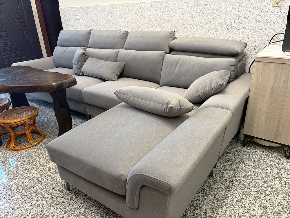 亞伯特 L 型貓抓布沙發｜貓抓布沙發與家裡茶几搭配實拍｜YKS 沙發