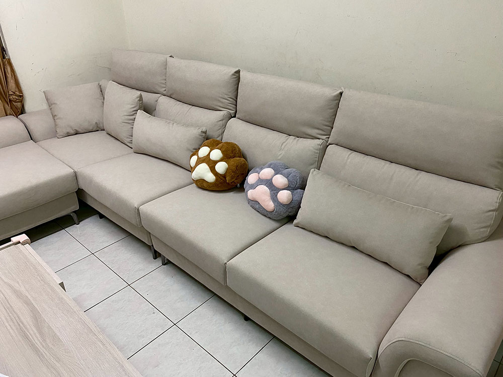 亞伯特 L 型貓抓布沙發｜高雄前鎮李小姐客廳實拍｜YKS 沙發