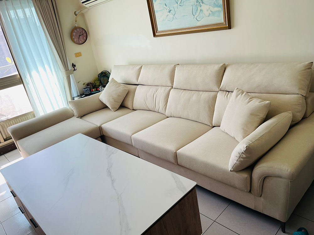 亞伯特 L 型貓抓布沙發｜台南安平鄭小姐實拍客廳沙發｜YKS 沙發