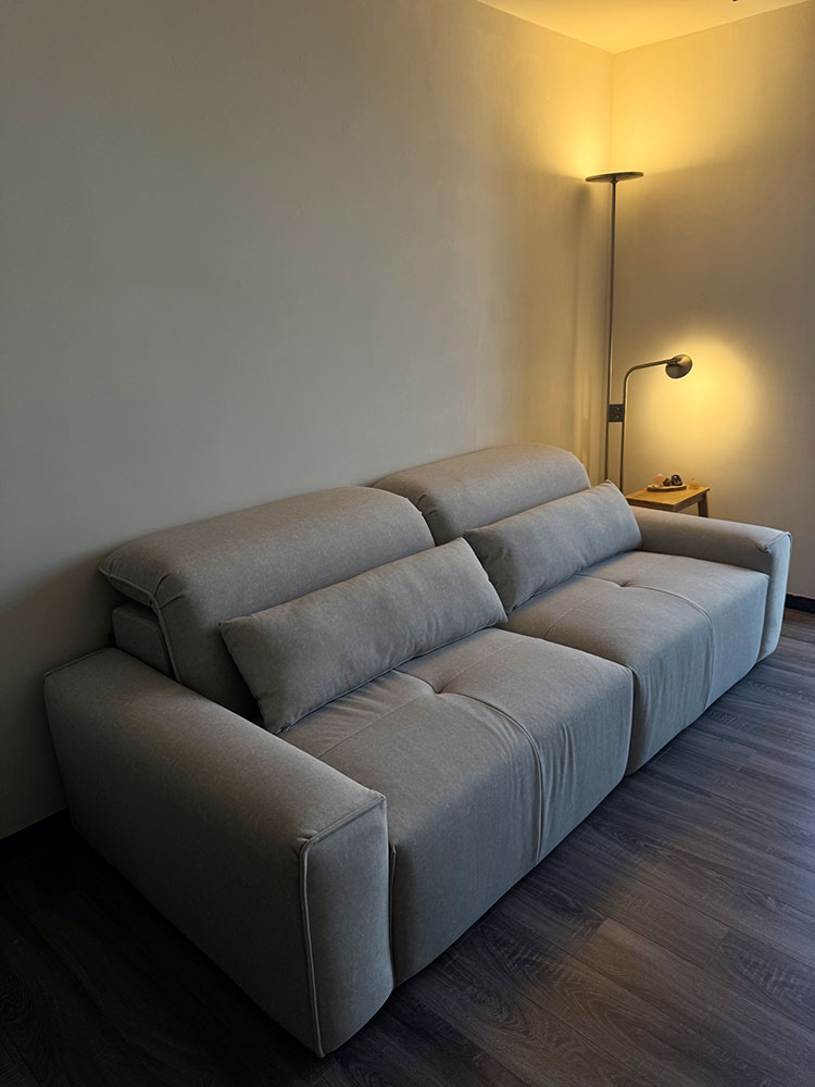 YKS 波比拼拼貓抓布模組沙發｜台中北屯客人晚上實拍沙發側面｜擇木深耕系列熱銷款