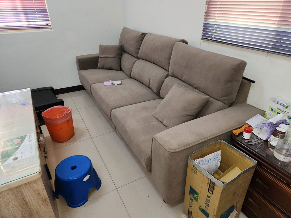 弗洛拉一字型貓抓布沙發送達後組裝完成實景｜彰化大城吳先生案例