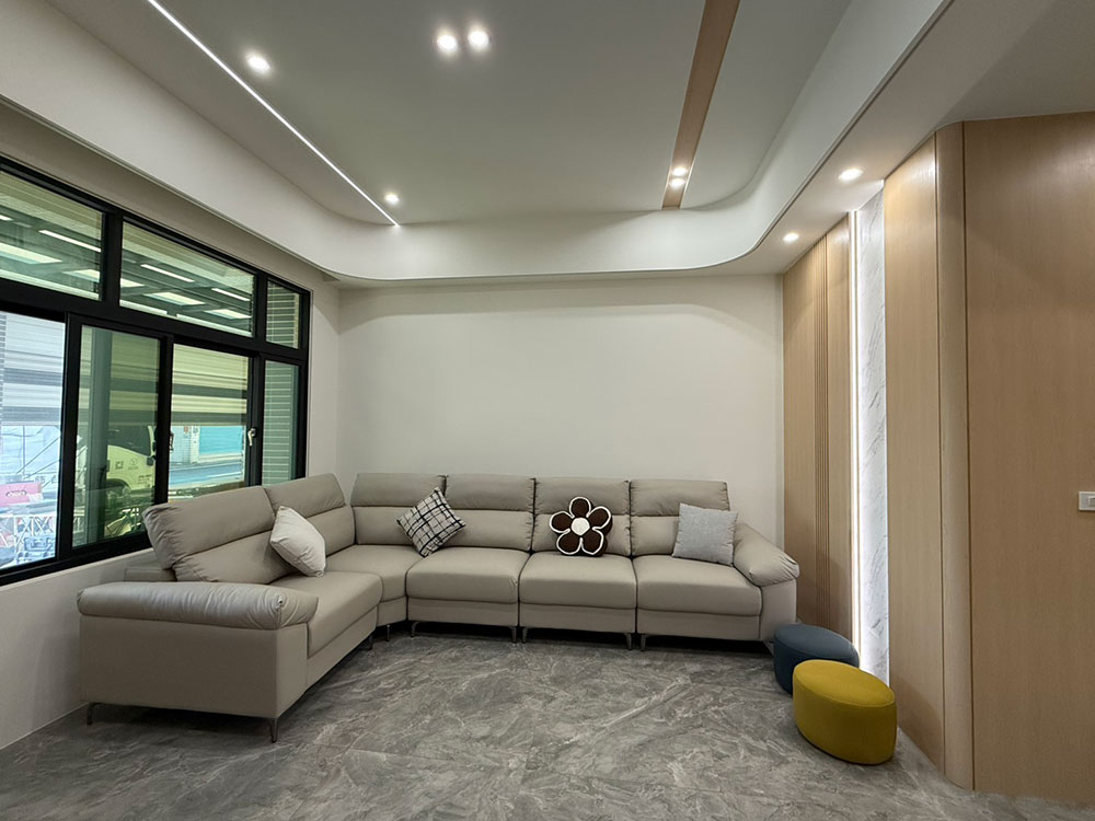 YKS 喬納森L型耐磨皮沙發｜彰化埤頭客廳實際擺放效果｜擇木深耕系列熱銷款