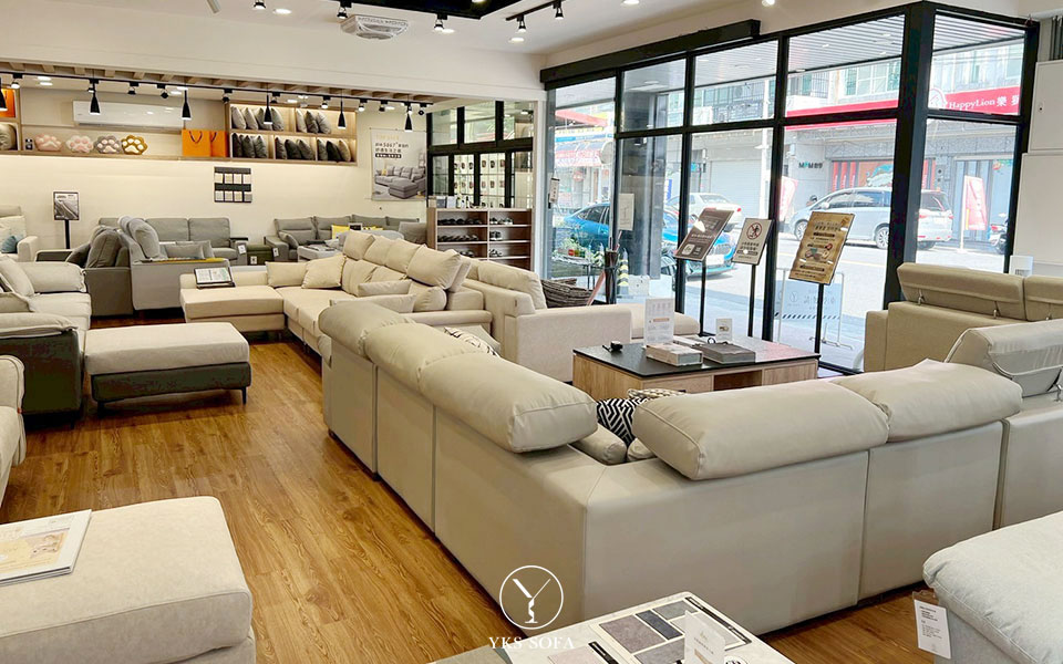 YKS 高雄沙發門市實景｜落地窗與多款沙發展示區