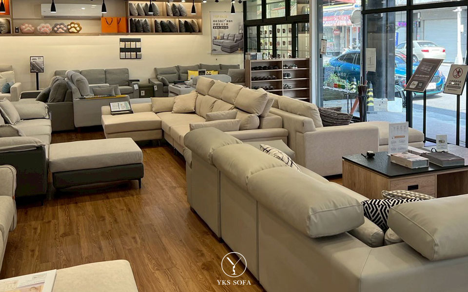 高雄門市沙發展示動線與空間比例比較
