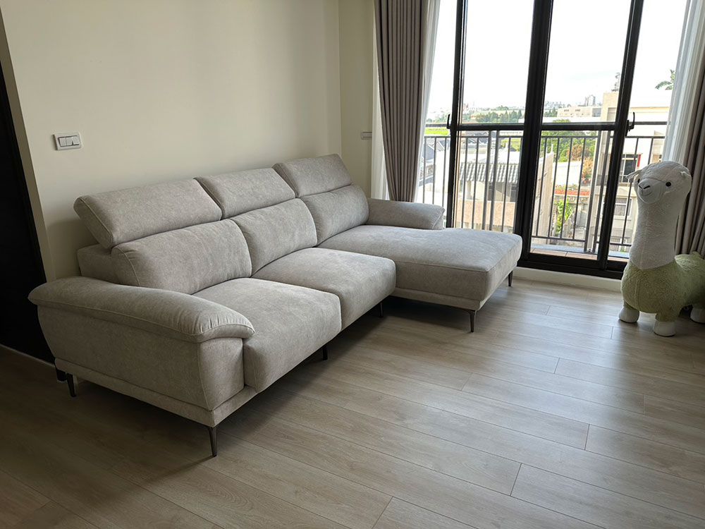 YKS 曼德爾 L 型貓抓布沙發側面｜彰化花壇客廳自然光實拍｜擇木深耕系列熱銷款