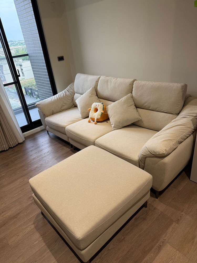 YKS 雷克雅貓抓布模組沙發｜高雄小港客人開箱實拍｜室內黃光沙發側面