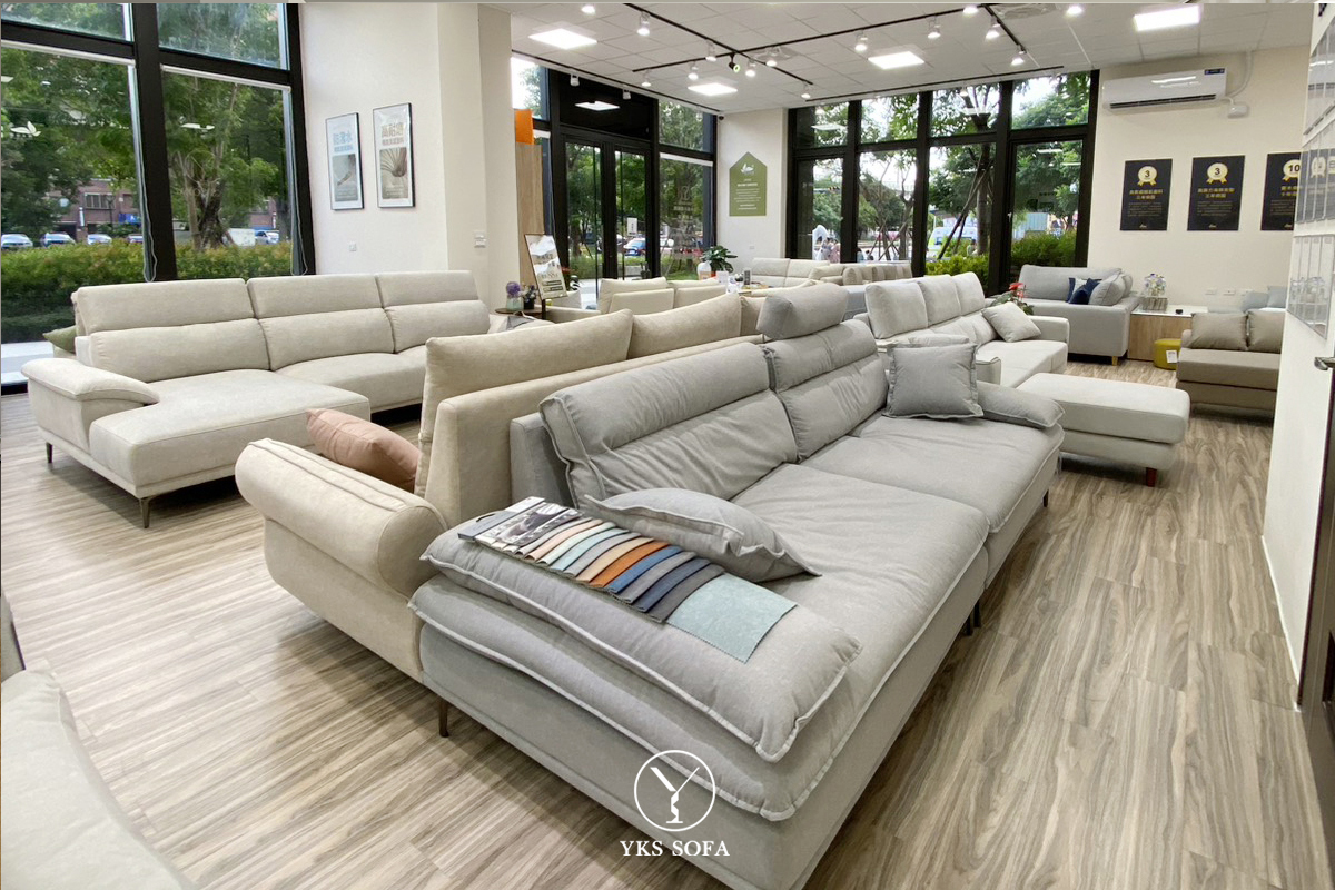 YKS 沙發以實體門市展示多款防貓抓布設計，兼具美感與實用機能，成為現代居家熱門選擇。