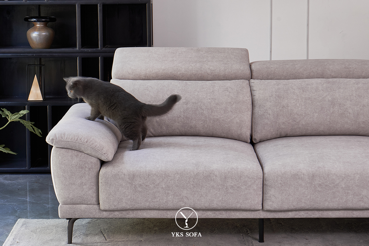 貓抓布沙發具耐磨、防潑水、親膚柔軟等特性，讓寵物能自在上沙發，居家空間依然舒適整潔。