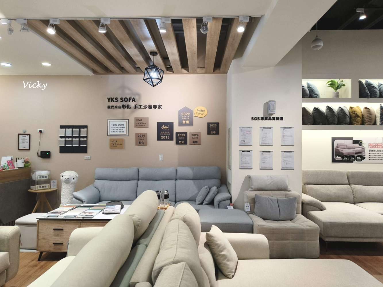 台南沙發展示體驗館室內空間，展示多款不同風格沙發