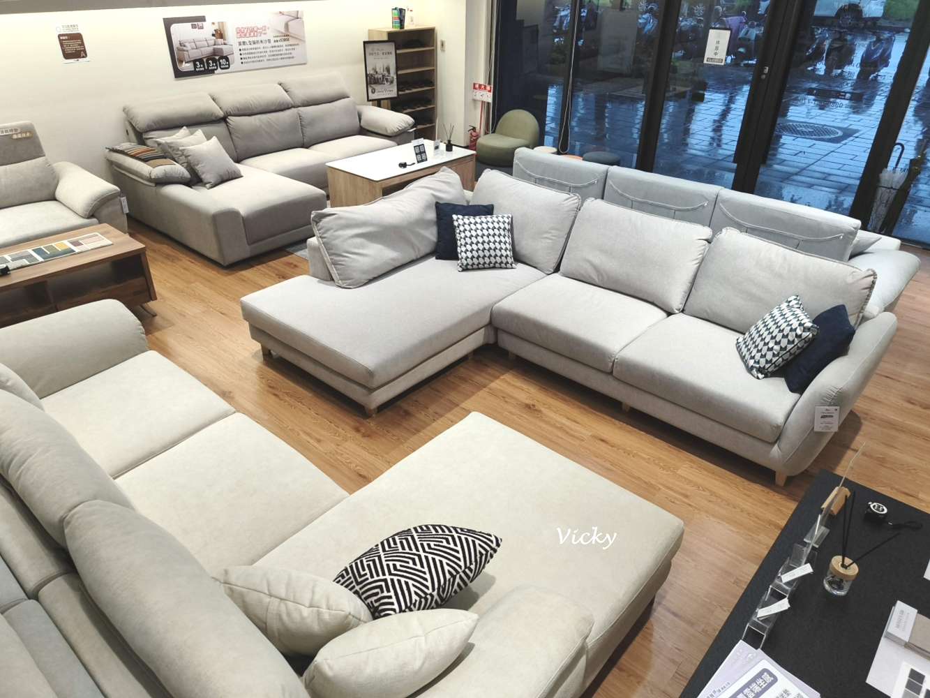 YKS 沙發台南展示體驗館陳列北歐微光 L 型貓抓布沙發
