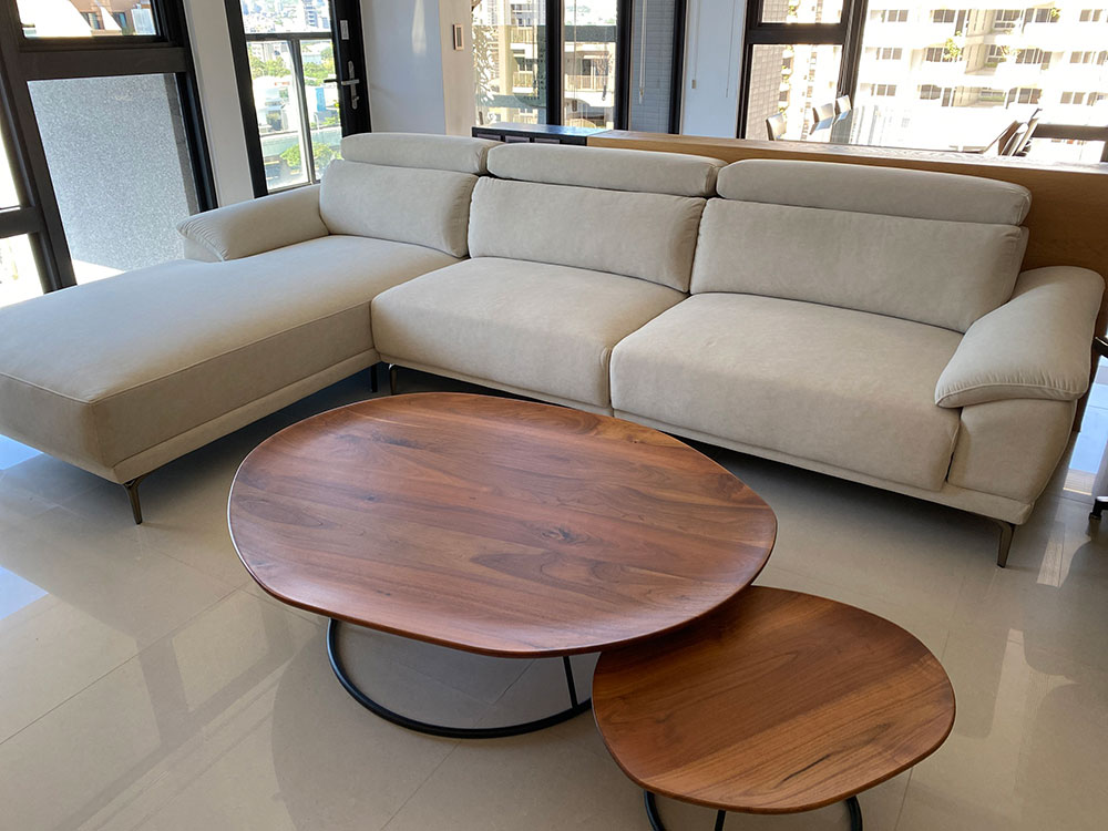 YKS 曼德爾 L 型貓抓布沙發｜台中西屯客廳自然光實拍｜擇木深耕系列熱銷款