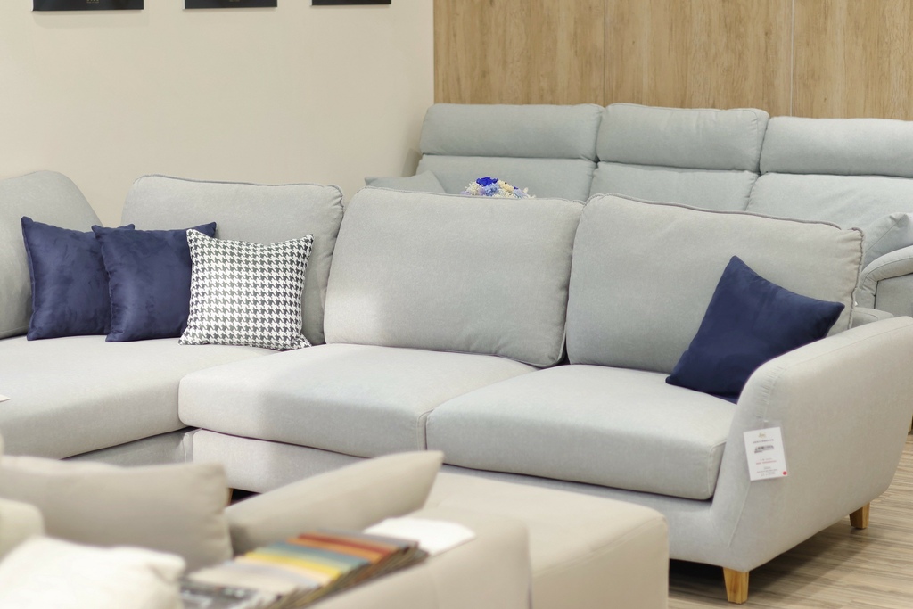 北歐風客廳搭配貓抓布沙發，簡約又耐用