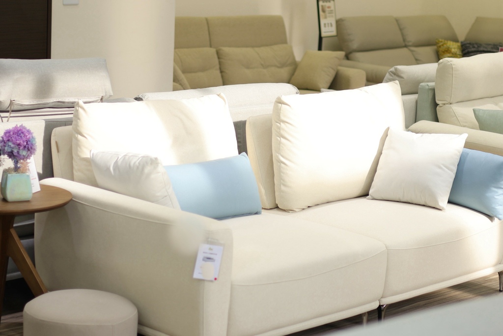 北歐風客廳展示，搭配YKS擇木深耕沙發