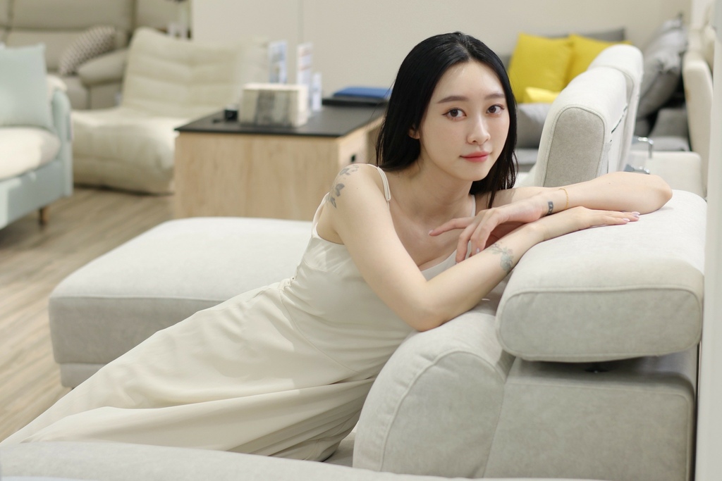 部落客在台中門市體驗貓抓布沙發