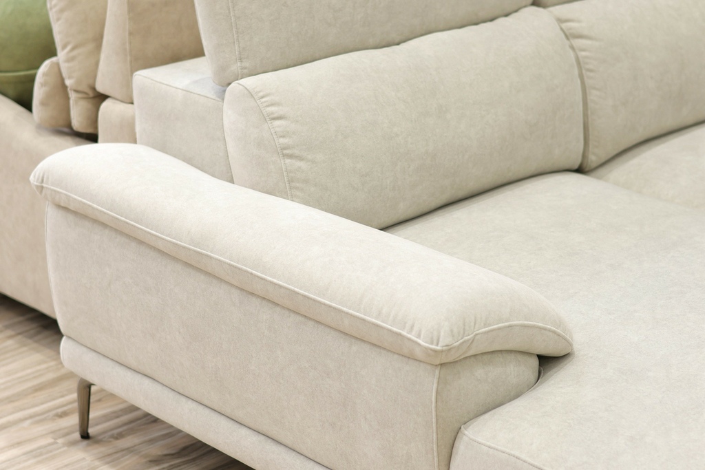 YKS擇木深耕客廳展示，高質感訂製沙發