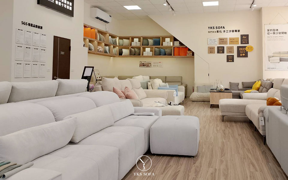 台中沙發推薦門市試坐區，YKS台中門市實體沙發展示