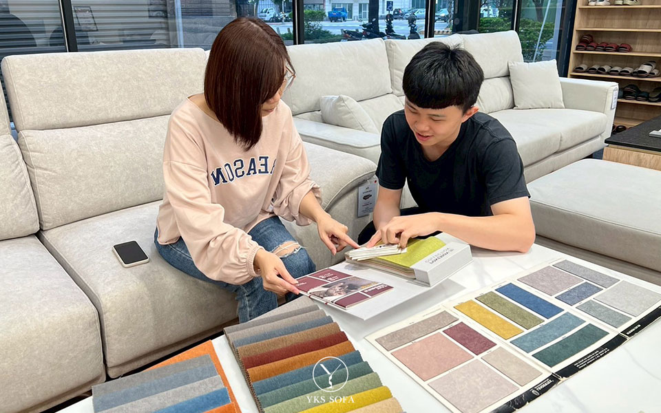 竹北沙發材質比較｜涼感布與貓抓布觸感與紋理差異