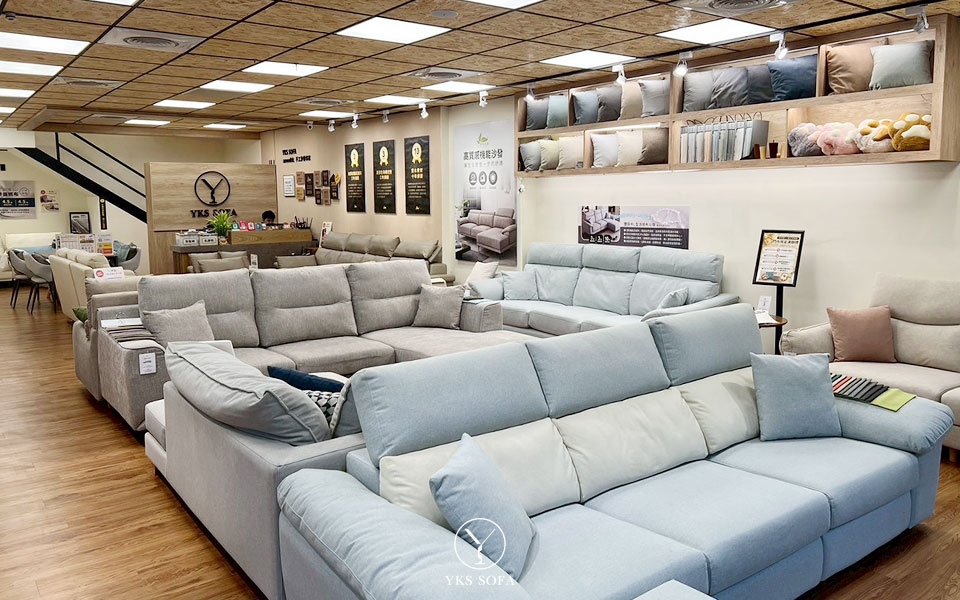 YKS 竹北沙發門市實景｜多款 L 型與三人沙發展示區
